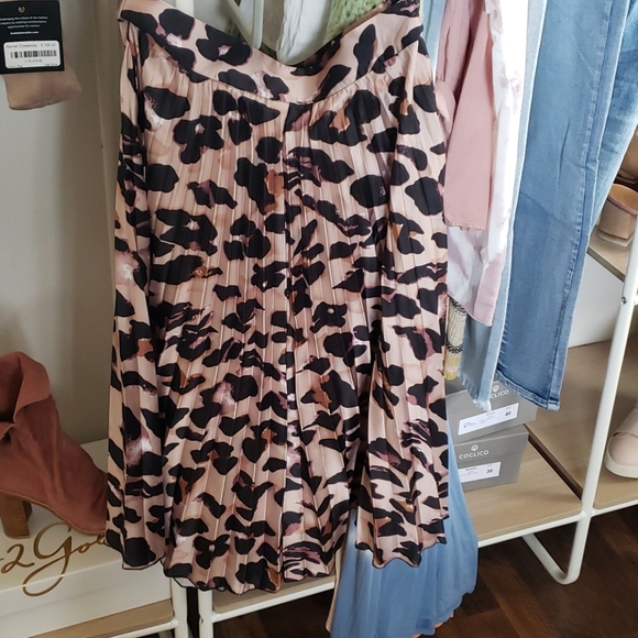 NEW- Gorgeous Pleated Leopard Print Skirt - Picture 2 of 5